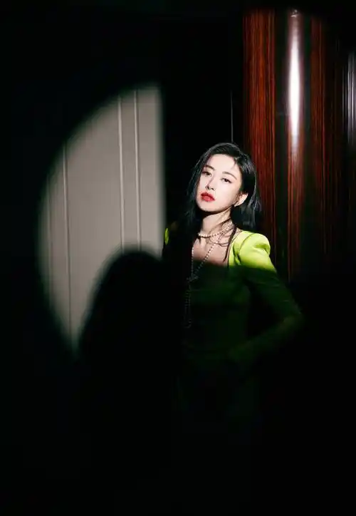 朱珠绿衣写真大秀s曲线身材!