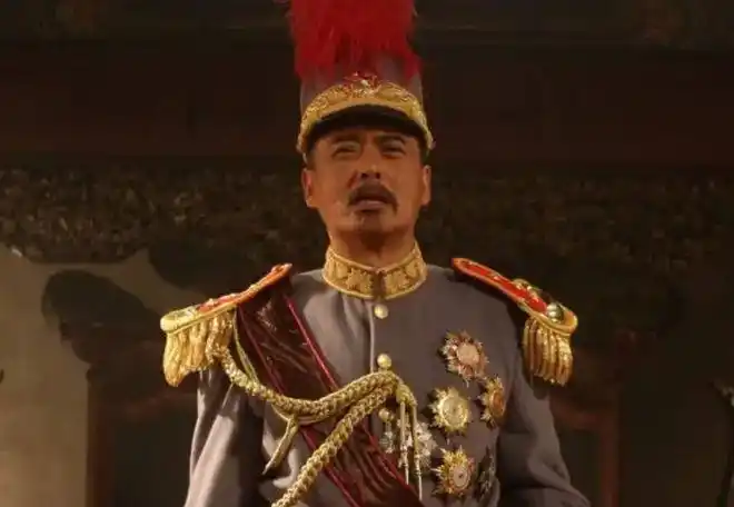 1916年袁世凯复辟,改国号为"中华帝国",改元"洪宪",自己登基称帝,并且