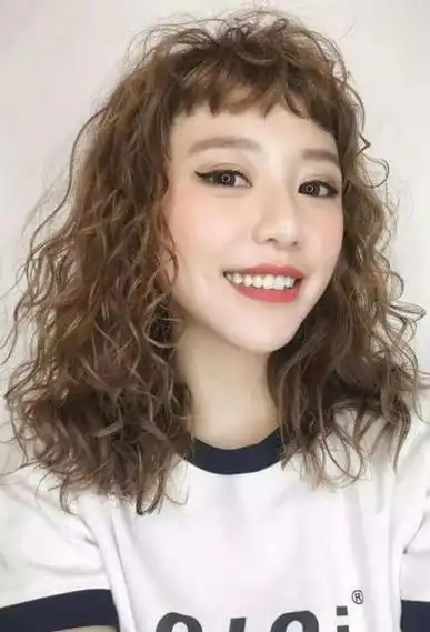 女孩子卷烫头发剪眉上刘海发型精剪出的二次元头发色彩,迷人纯美度