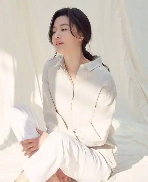 全智贤"极简风"画报,全女神轻松穿出时尚感,简洁且优雅_休闲_黑色