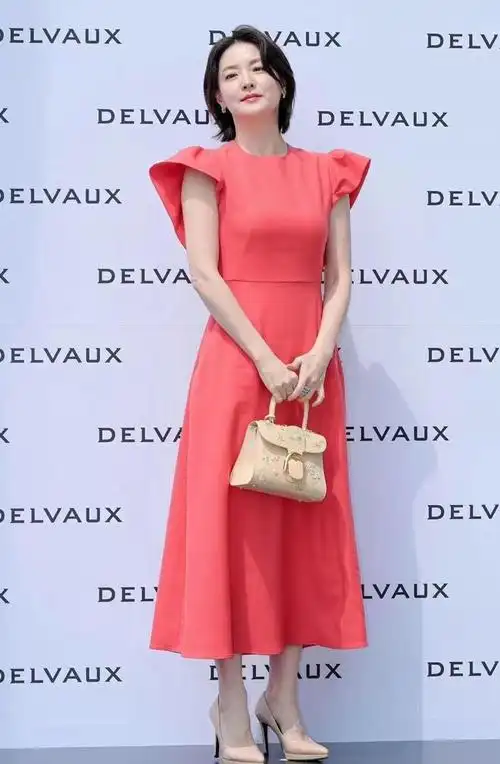 李英爱罕见亮相,穿红裙腰身1尺7,看脸还像30岁太自然|白皙|穿搭|收腰