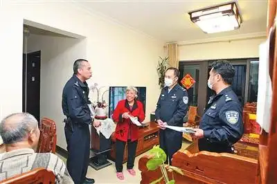 "敲门行动"中,高栏港公安分局民警拜访平沙镇时代港的李叔,张姨家