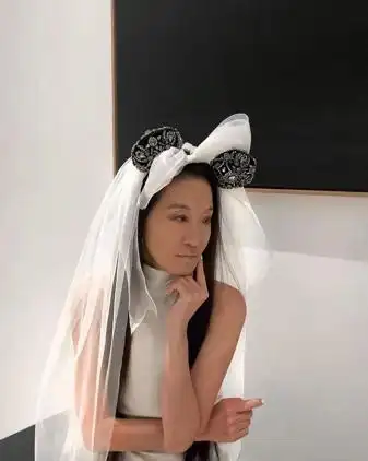 婚纱女王王薇薇真能折腾穿超短裙戴米老鼠发卡看不出72岁