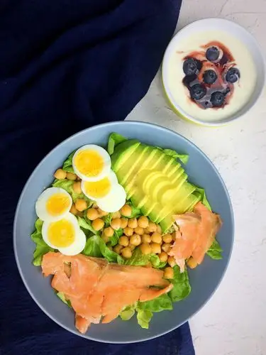 day275减肥早餐之:烟熏三文鱼鹰嘴豆沙拉,自制酸奶加果酱蓝莓