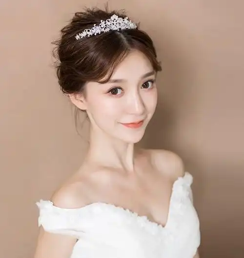 绝伦的皇冠新娘造型吧选一款在婚礼上大放异彩▼戴上这尊皇冠嫁给他