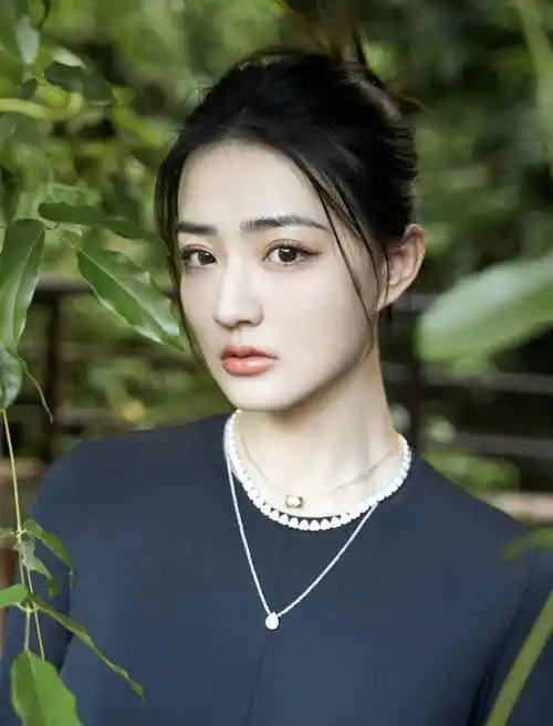 女星徐璐时尚写真:靓丽迷人,眉清目秀