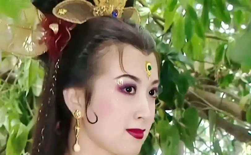 "孔雀公主"金巧巧直播被喊奶奶,瞬间黑脸开口回怼,叫网友孙女_老公