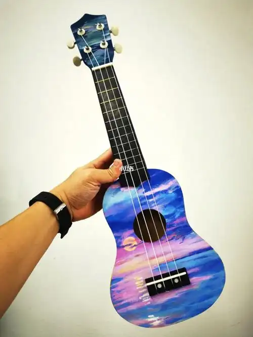 浅浅画个尤克里里