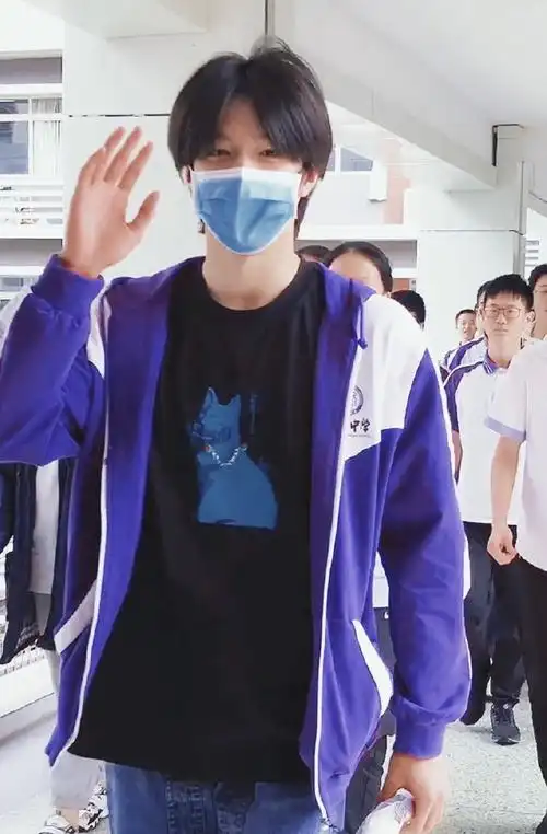 穿校服的刘耀文