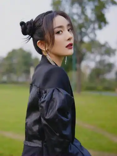 杨幂综艺节目造型超酷双丸子头搭配夸张耳坠黑色系装扮显灵动