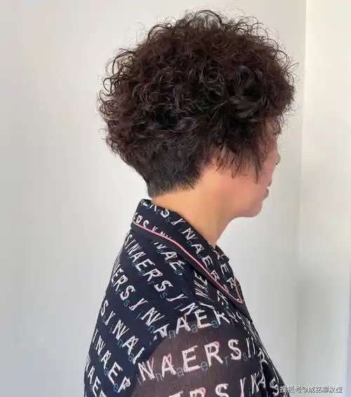 这种发型是在传统发型的基础上,结合了流行的裁剪理念,烫发的位置再也