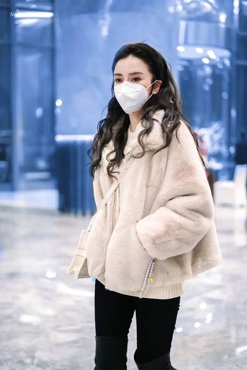 杨颖可以当"时尚博主"了!私服穿搭减龄洋气,还很保暖