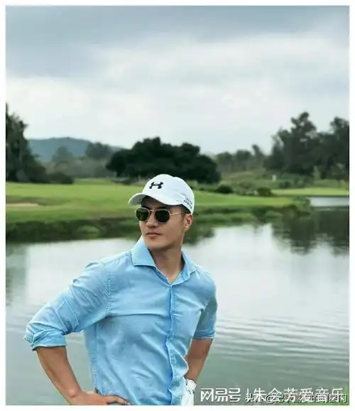 李晨浩拥有硬朗的外形和独特的气质,阳光帅气迷人十足.