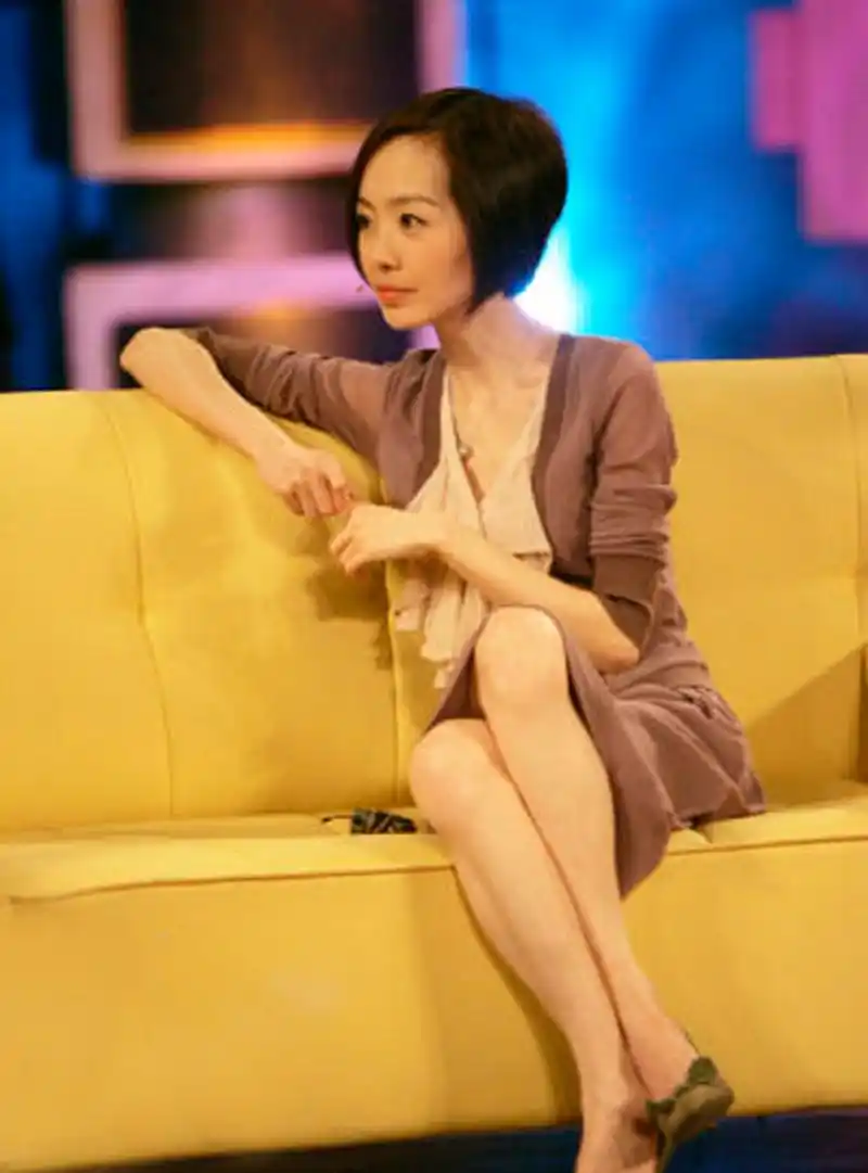 一直不明白鲁豫这么坐着采访舒服吗?这腿……?吓银!