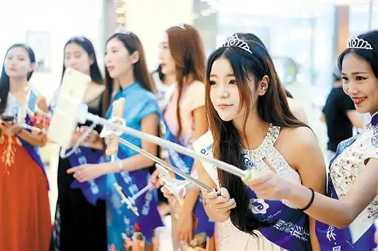 齐鲁十佳网红主播评选日前揭晓,10名从事网络直播的女大学生当选在刚