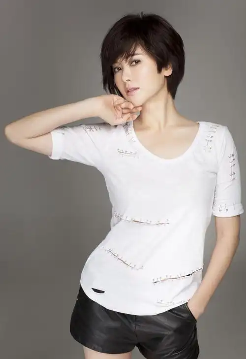 左小青短发高清大图