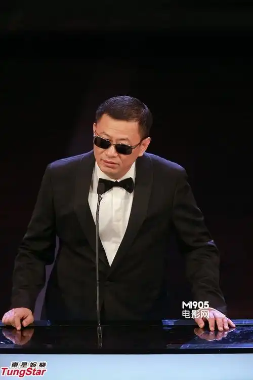 王家卫墨镜不离身遭调侃登台颁发专业精神奖