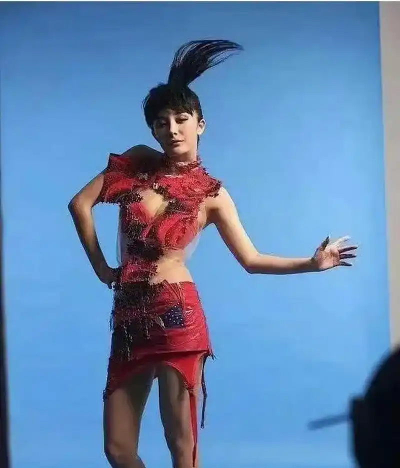 杨幂早期拍的可口可乐的广告,这个造型和动作太雷人了