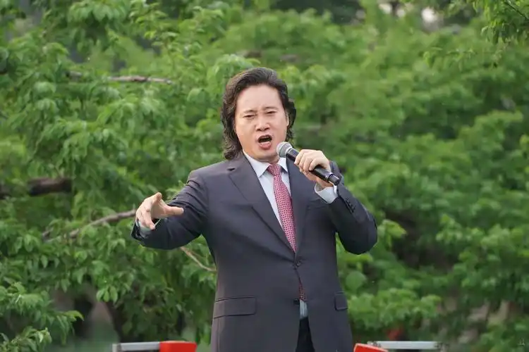 戴玉强女儿现状如何(歌唱家戴玉强:落魄时在建筑工地打工,妻子改写他