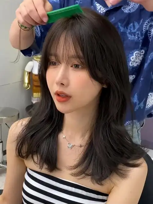 圆脸女生不要错过的中长锁骨发发型