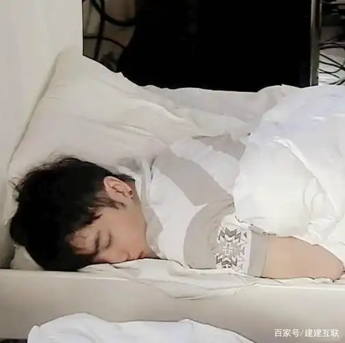 有种"五花八门"叫男星睡姿,华晨宇趴着,丁禹兮脖子还好吗?
