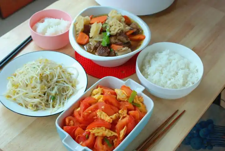 40岁爸爸做的午餐1荤2素营养丰富网友一看就是北方人