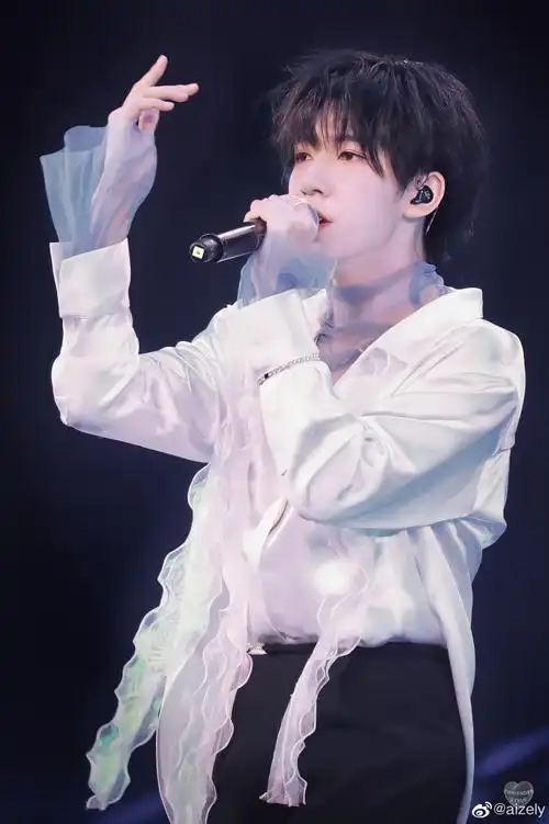 贺峻霖 画报颜值#"舞台灯光会在你身上停留很久很久"@时代少年团