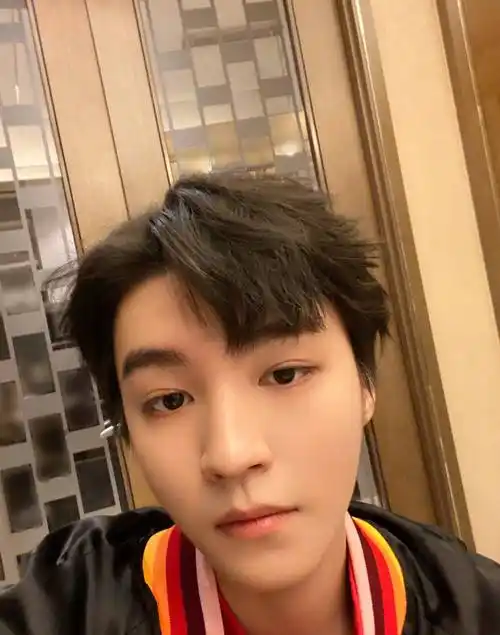 王俊凯情人节晒帅气自拍给粉丝批量送祝福