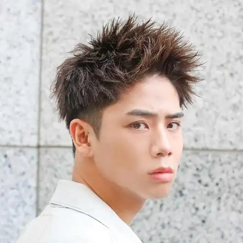 男士寸头,露额短碎发,狼尾短发,两侧铲短头顶烫卷卷是一种非常流行和