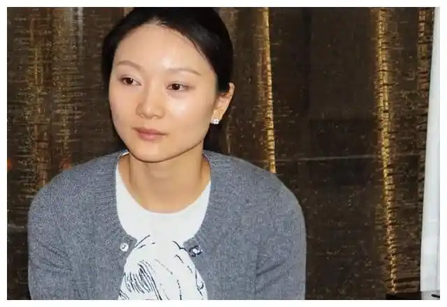 为了巩俐,张艺谋与前妻肖华离婚,肖华现在过得怎么样了?