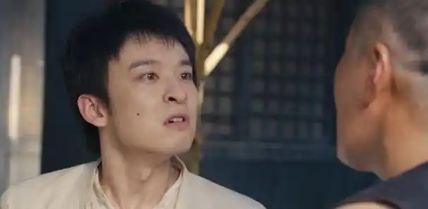 有观众提出,他的表情表现得相当过火,相较张译的演绎,其表现似乎稍显