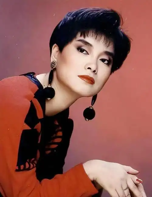 回顾毛阿敏39岁那年倒追百亿富豪42岁高龄为他生儿子现状如何