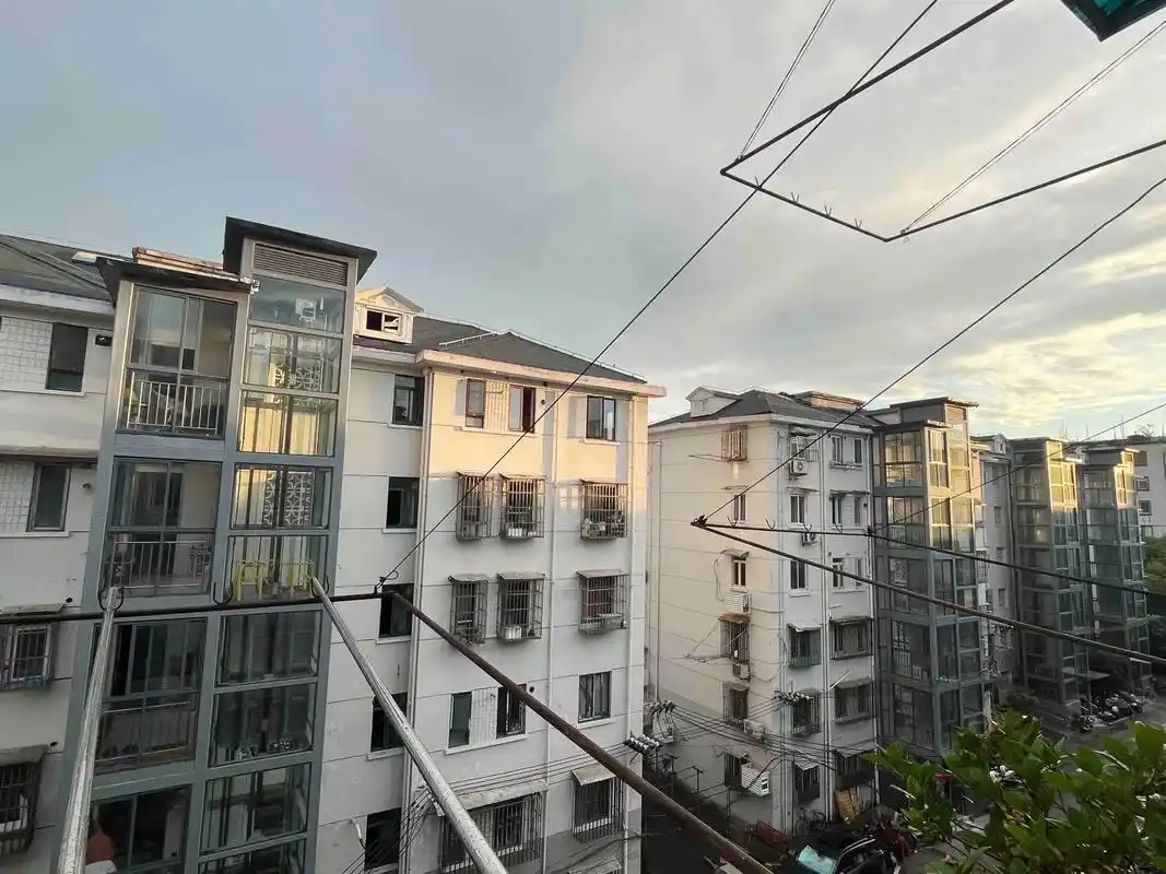 电梯一房.彭浦新村场中路上面,加装电梯一房,总高6楼的5楼, - 抖音