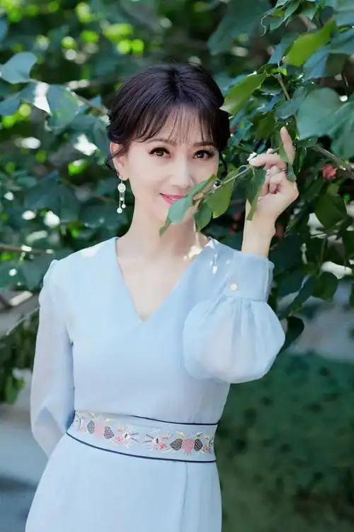 以赵雅芝的气质型穿搭为例,看看她是如何选择服饰单品的吧!