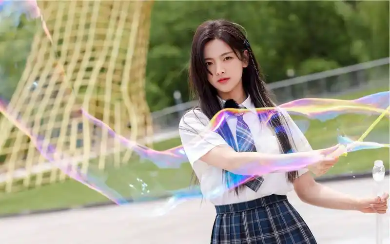 第二个离开的杨超越应该算是最符合《极限挑战》调性的女嘉宾,也是