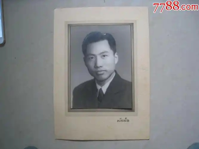 大尺寸民国带纸板老照片穿西装头发梳得笔挺的帅哥苏州国际照相