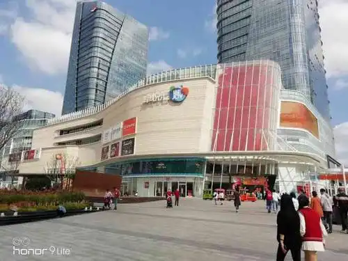 卓悦汇购物中心-"十点来卓悦汇这边店铺基本是刚开张没什么人.