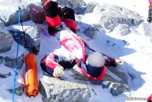 珠穆朗玛峰最著名的一具尸体为何长达20年无人掩埋