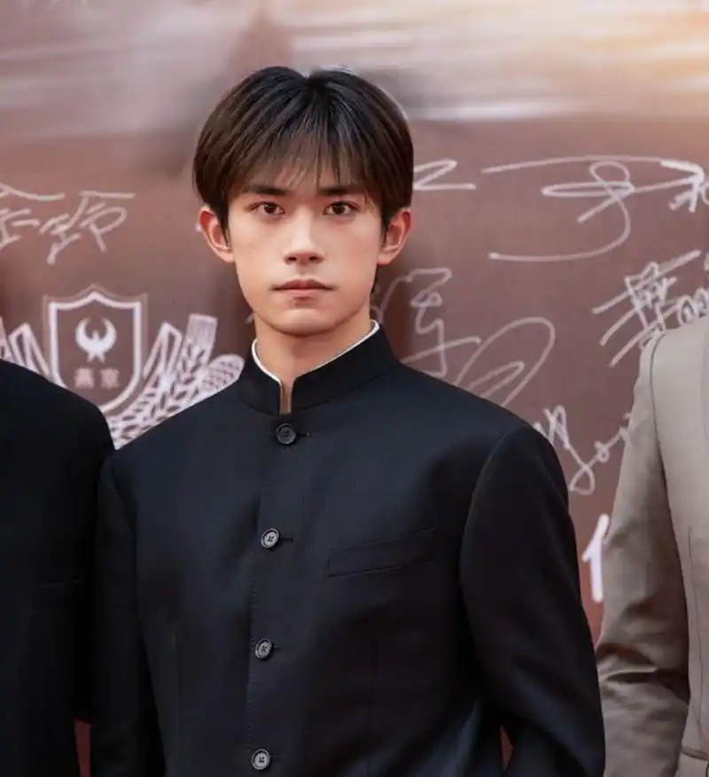 三次亮相华表奖红毯,成熟可爱有礼貌#易烊千玺黑色中山装# #易烊千玺