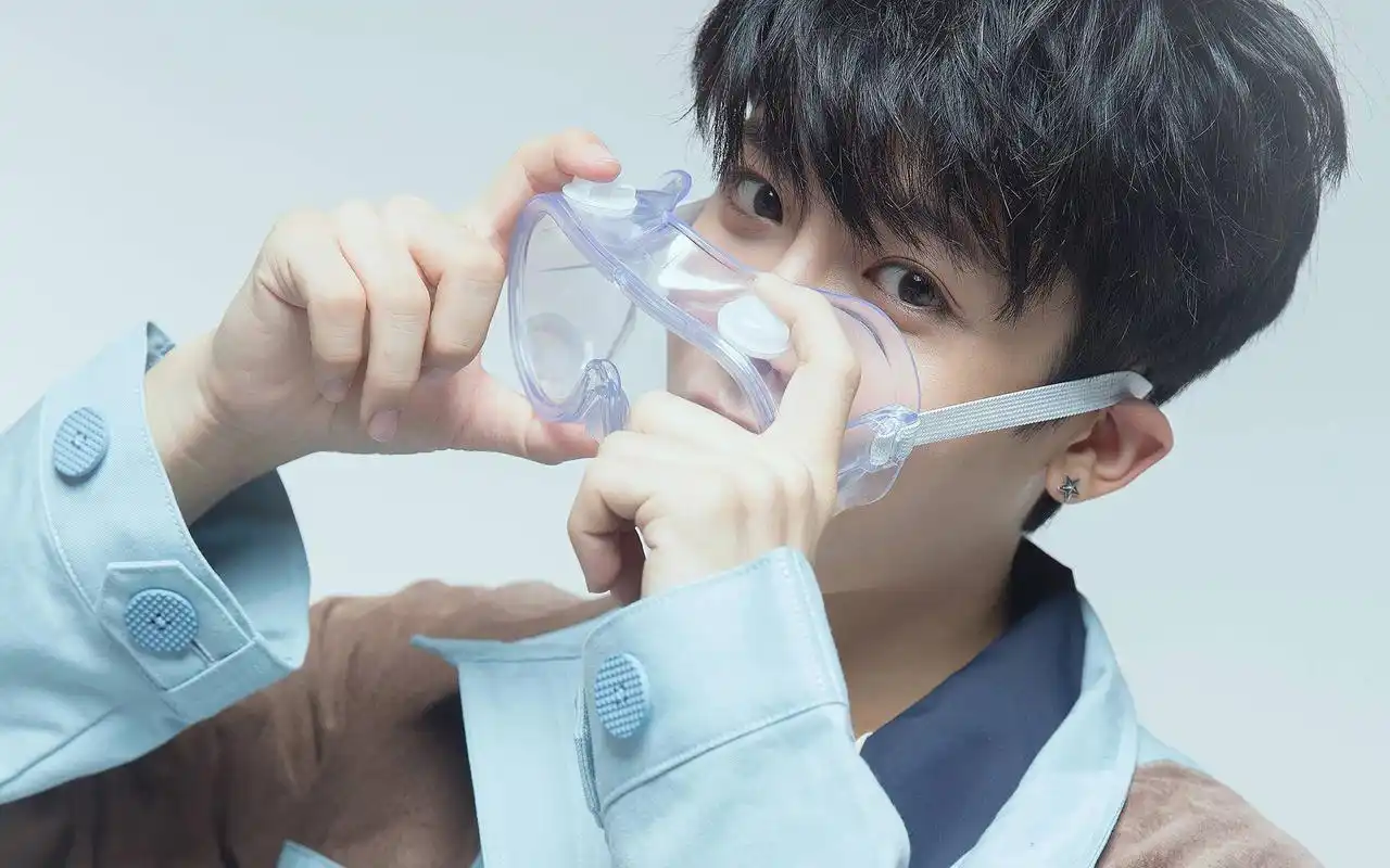 小鲜肉侯明昊桌面壁纸第2张