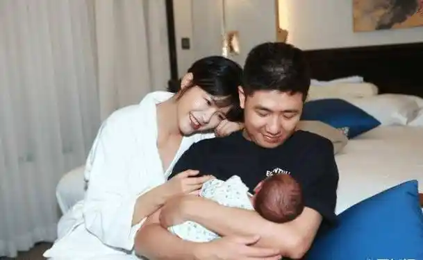 原创李艾张徐宁带儿子去游乐场玩耍小灯泡在爸爸怀里咧嘴灿笑好帅气