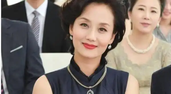 张翰"妈妈"曾是模特出道,低调嫁豪门,年过半百依旧风韵犹存