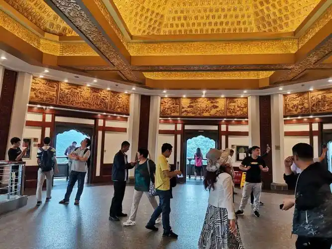 进入雷峰塔内部,最高一层是天宫,四处的壁画,画出了许仙与白娘子感人