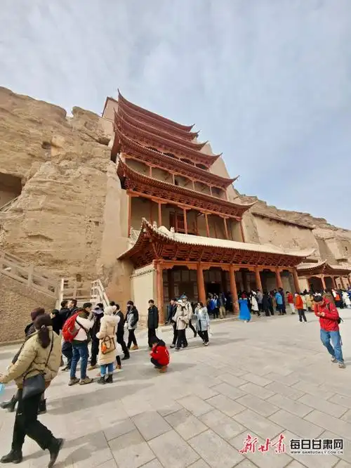据敦煌市文旅部门介绍,今年春节,元宵节期间来敦煌,游客进入鸣沙山