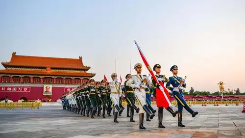 9月30日,北京天安门广场举行升国旗仪式,仪仗队员正步行进.