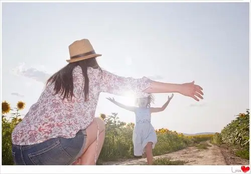 我这个代理妈妈带着宝宝们给漂亮的宝妈们送上节日的祝福.