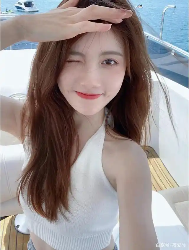 女生在游艇上拍了几张照片,她笑容甜美,每一张都很漂亮
