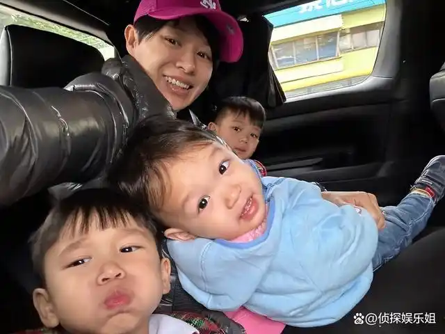 胡杏儿晒与三个儿子合照,三兄弟向妈妈争宠,越长越像"三胞胎"