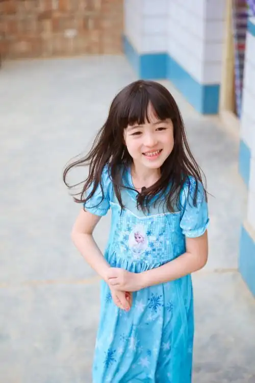 5岁小女儿萌到窒息,13岁继女身材超正