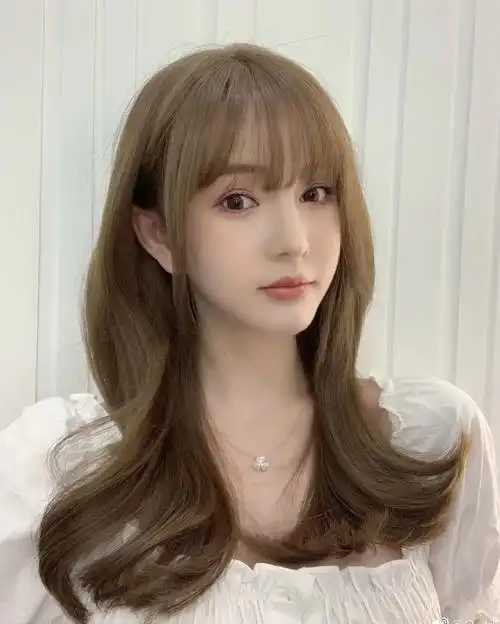 质发色#冷棕色是棕色系中的一种颜色,相比其他_染发_棕色系_衬肤色